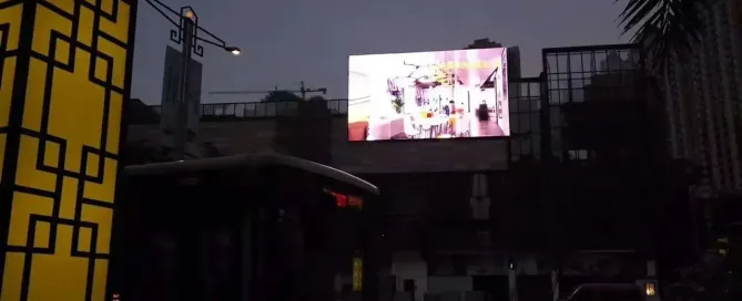 batas tingkat kecerahan videotron di malam hari