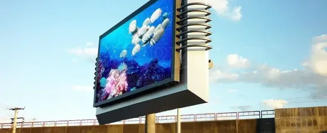 layar videotron pada siang hari