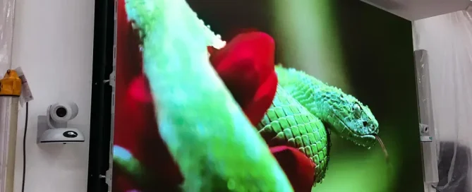 videotron di dinding beton