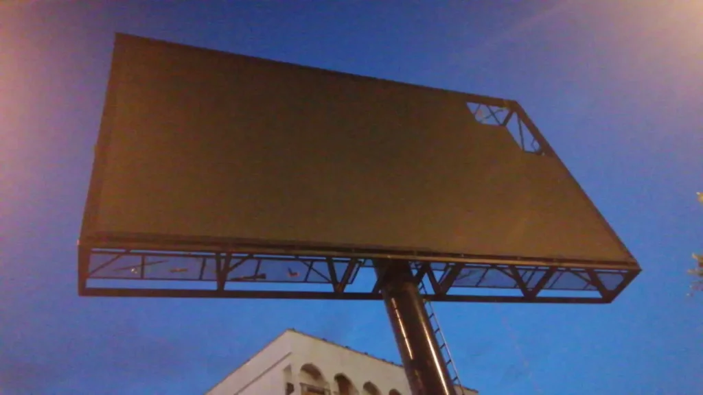 videotron terlalu besar di ruang sempit