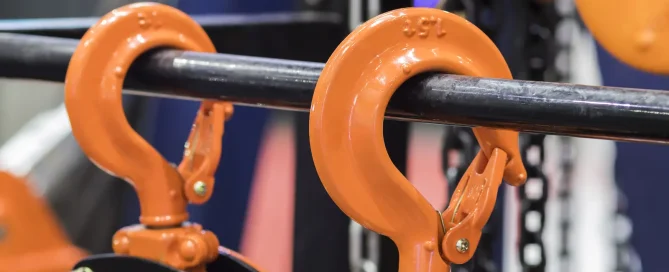 Teknik rigging profesional menggunakan wire rope untuk pengangkatan beban berat di proyek konstruksi