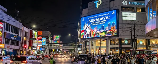 Pemasangan Videotron Outdoor P4 di pusat kota Surabaya