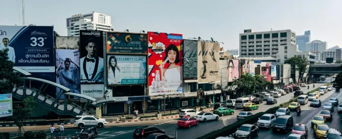 perbedaan antara billboard dan baliho