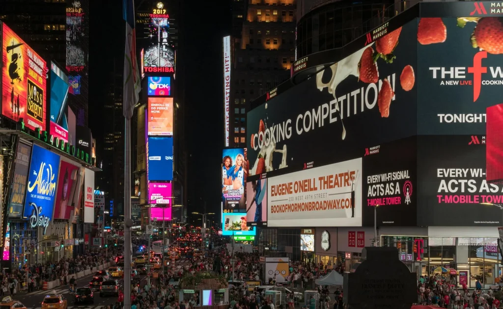 contoh videotron terpasang di pusat kota untuk iklan luar ruang