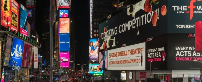 contoh videotron terpasang di pusat kota untuk iklan luar ruang
