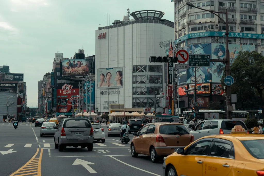 iklan display strategis di lokasi ramai dengan LED display outdoor