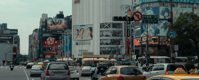 iklan display strategis di lokasi ramai dengan LED display outdoor