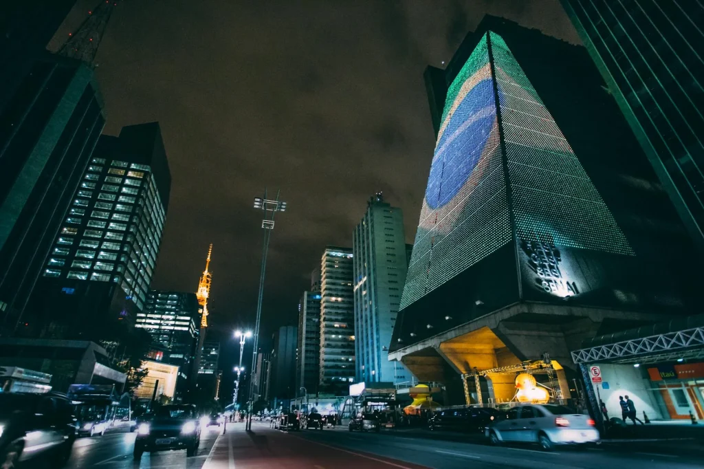 iklan di jalan dengan videotron outdoor dan billboard digital