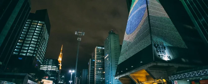 iklan di jalan dengan videotron outdoor dan billboard digital
