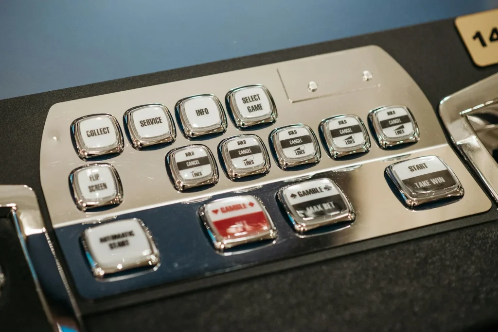 command center mobile dengan interactive flat panel dan LED display