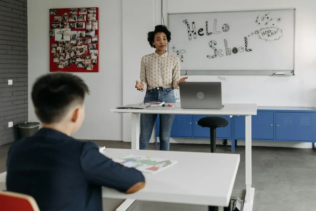 education interactive flat panel display di ruang kelas digital