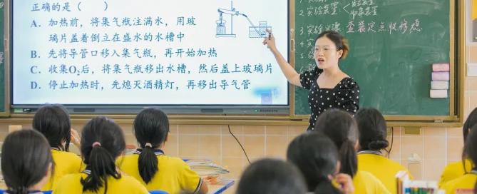 interactive board flat panel di ruang kelas digital