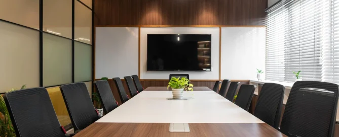 interactive flat panel for meetings di ruang rapat modern