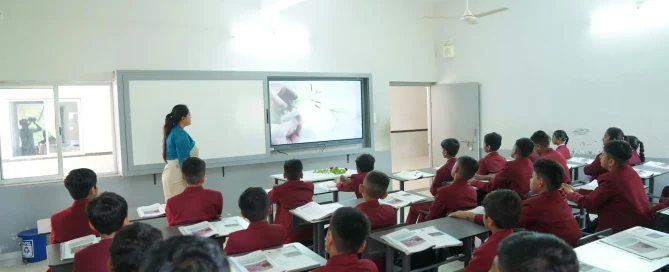 interactive flat panel 55 inch untuk ruang meeting dan kelas standar