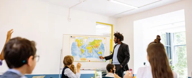 interactive flat panels education di ruang belajar modern