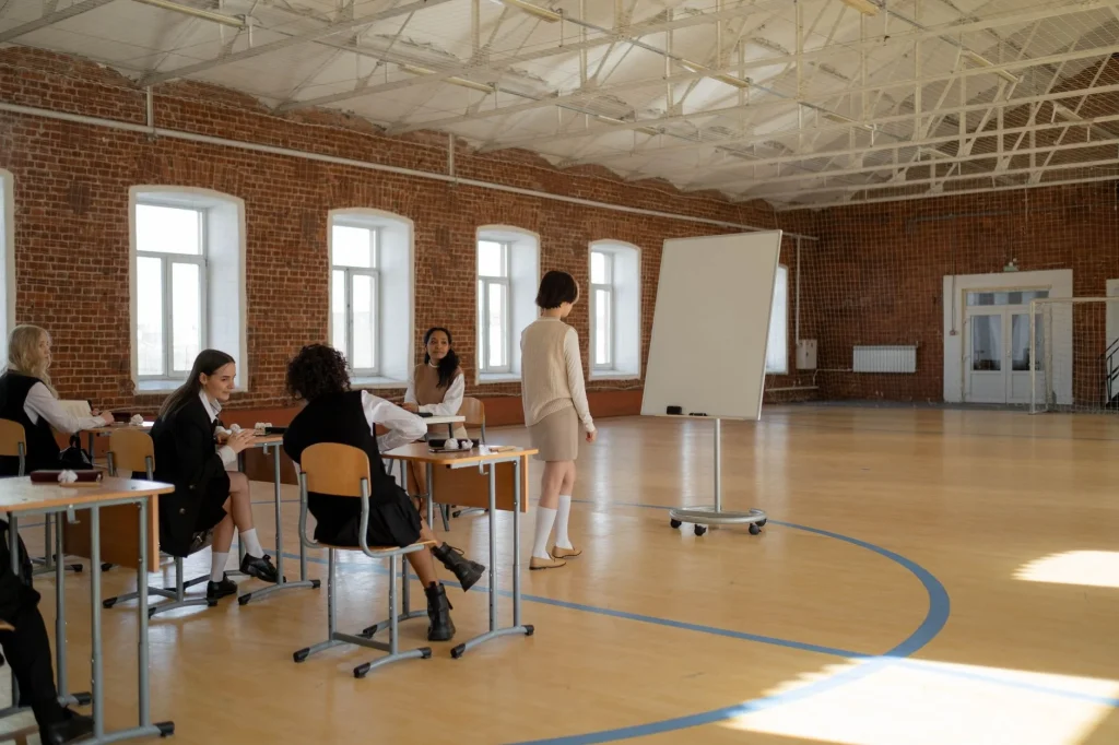 interactive flat panels for schools di ruang kelas modern