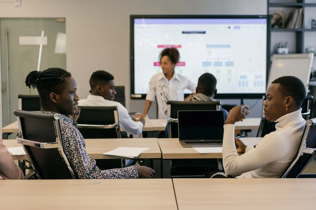 perbedaan panaboard dan papan tulis digital dalam ruang rapat modern