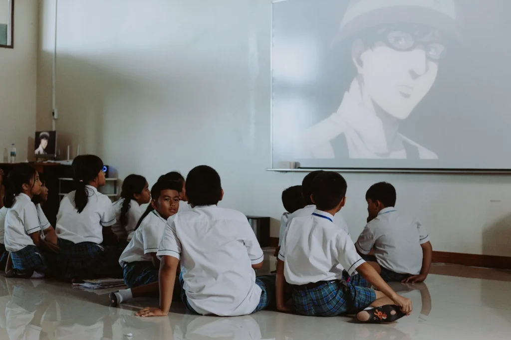 laporan papan tulis digital di ruang kelas interaktif