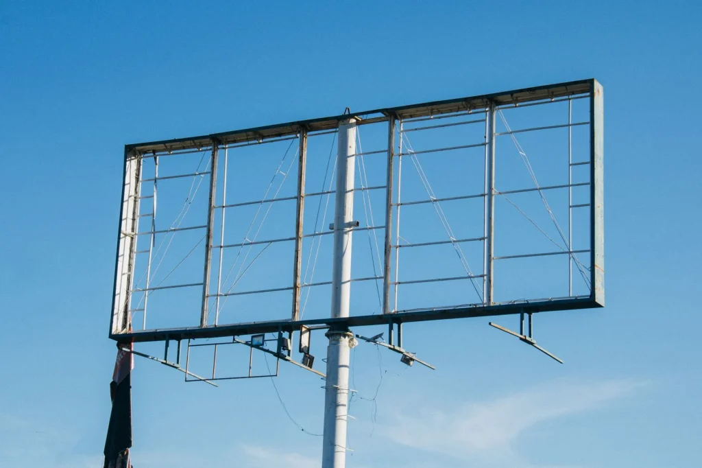 perbedaan baliho dan billboard di lokasi outdoor