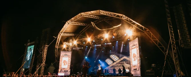 stage led screen konser dengan visual megah di tengah ribuan penonton