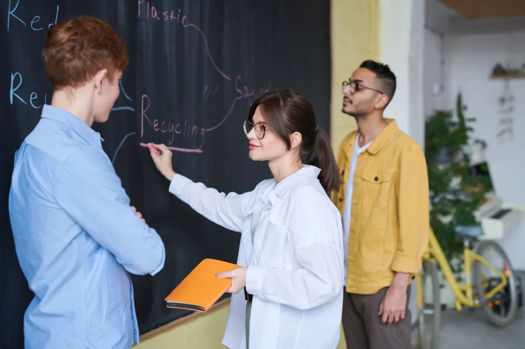 papan tulis interaktif digital di kelas aktif