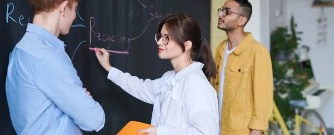 papan tulis interaktif digital di kelas aktif