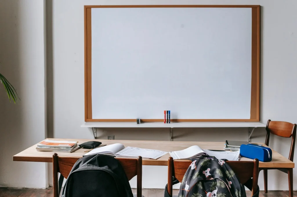 papan tulis jam digital untuk ruang kelas dan kantor modern