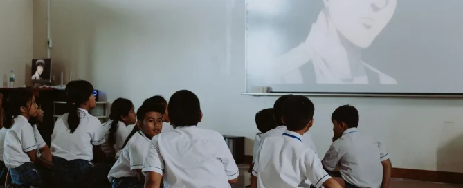 papan tulis digital dalam pembelajaran di kelas