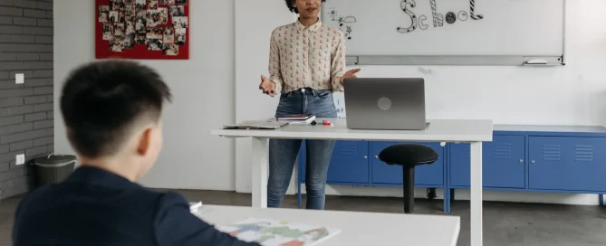 smart board ruang kelas untuk pembelajaran digital