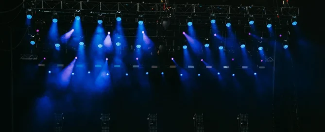 panggung LED pertunjukan musik dengan tata cahaya modern