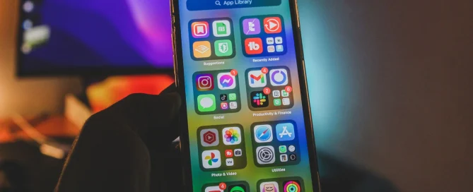 mobile app advertising dengan led display dan interactive flat panel