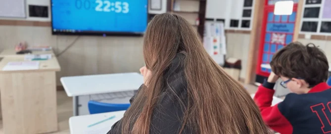 smart board video untuk memutar dan anotasi konten visual saat mengajar