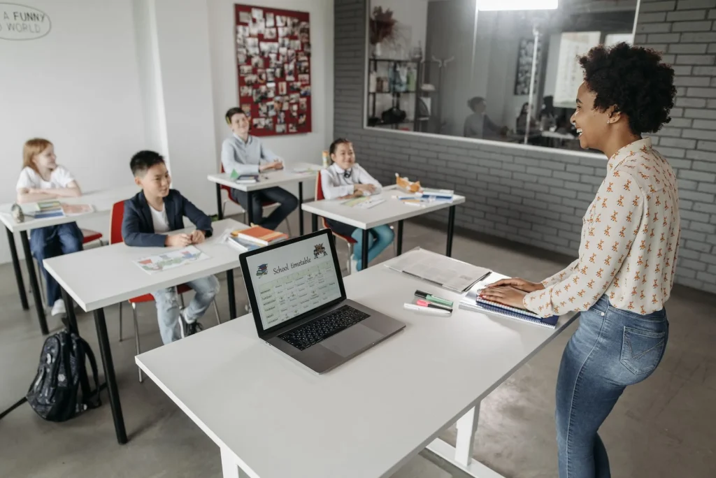 penggunaan smart board di sekolah untuk guru dan siswa