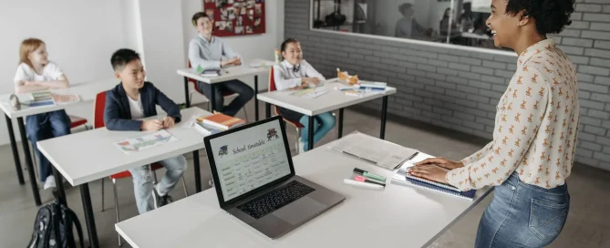 penggunaan smart board di sekolah untuk guru dan siswa