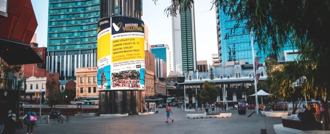 layar videotron menampilkan iklan digital outdoor dengan kualitas tinggi