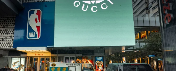 penulisan kata videotron pada billboard digital LED
