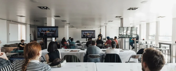 harga videotron indoor per meter di ruang konferensi