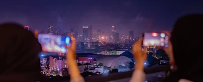 videotron jakarta menampilkan iklan digital di pusat kota
