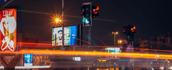 contoh videotron menampilkan iklan digital kreatif di berbagai kota