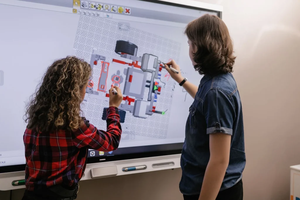 smart board untuk mengajar di ruang kelas modern