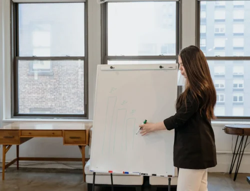 Smart Board Design Modern yang Menyatu dengan Interior Kerja