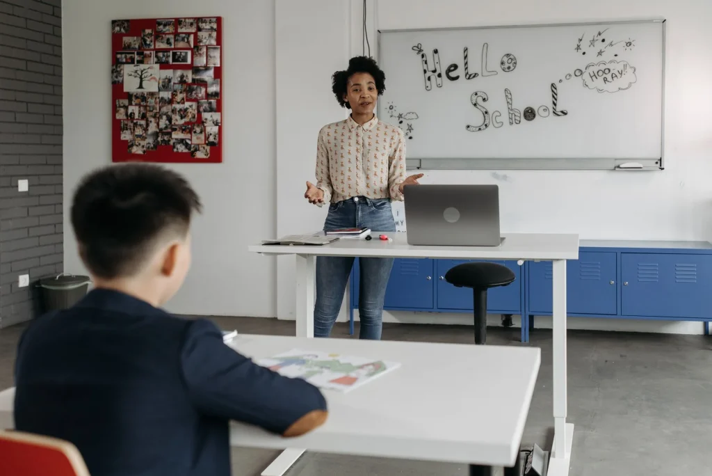smart board interactive whiteboard price di ruang kelas modern