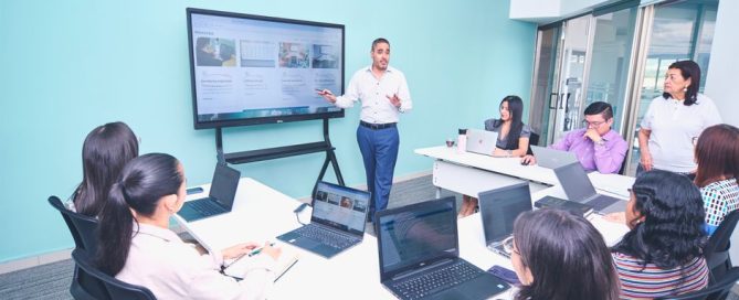 Kenapa Ruang Kerja Modern Butuh Interactive Display?