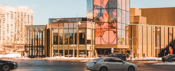Videotron Transparan: Solusi Display Kaca untuk Gedung Modern