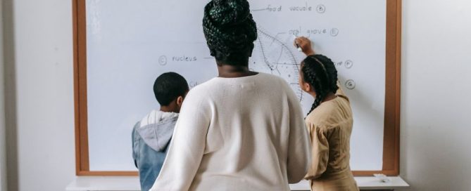 Papan Tulis Kini Digital, Interactive Whiteboard Jadi Pilihan