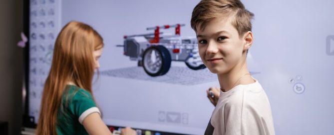 Interactive Flat Panel untuk Smart Classroom Modern