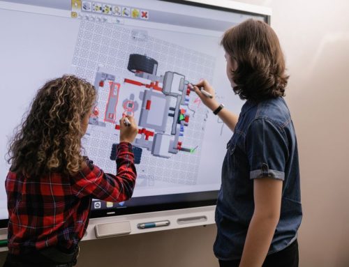 Bukan Sekadar Papan Tulis, Smart Board Ubah Cara Menuangkan Ide