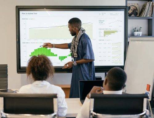 Interactive Flat Panel vs Proyektor: Panduan Memilih yang Tepat