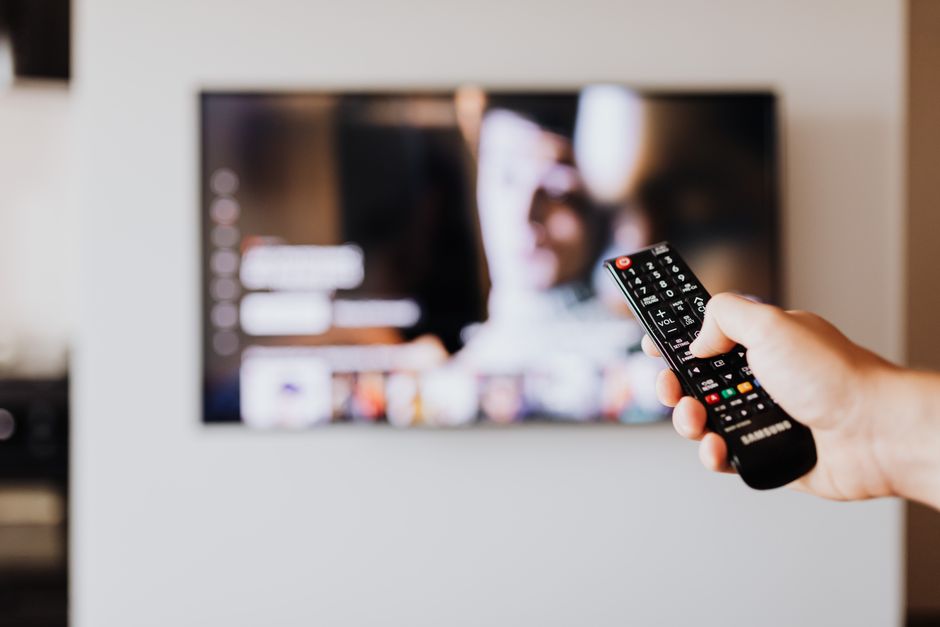 membersihkan layar tv led