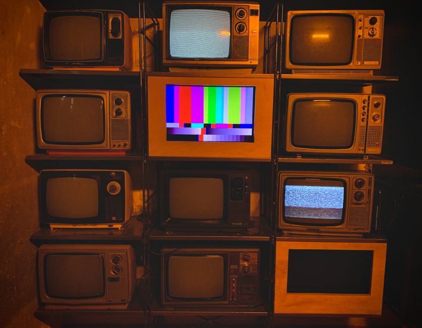 layar tv led bergaris